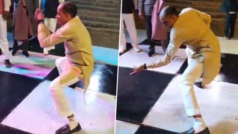 Viral Video: चाचा जी ने कमर मटका कर लूट ली पूरी महफिल, उनकी लचक देख आप भी हो जाएंगे हैरान