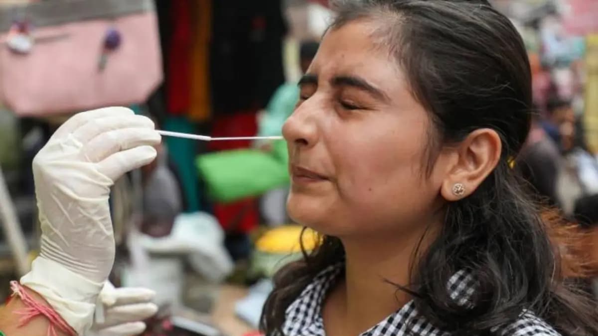 Corona Cases in UP: यूपी में कोरोना का कहर, 10 महीनों में 910 कोविड मामले आए सामने