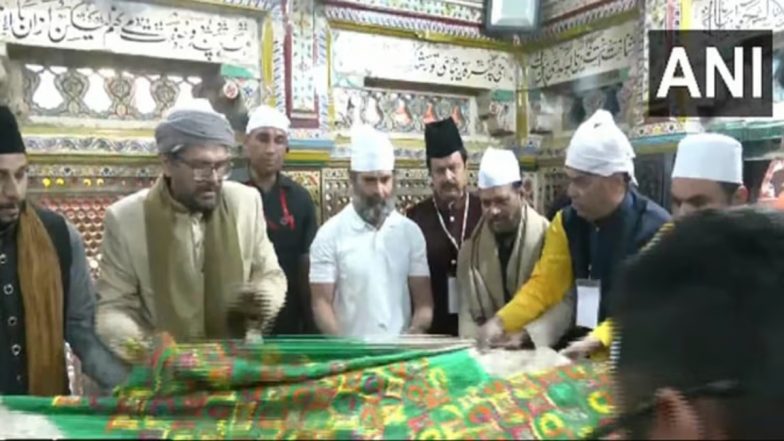 Bharat Jodo Yatra: दिल्ली में राहुल गांधी ने हजरत निजामुद्दीन दरगाह में चढ़ाई चादर, Watch Video