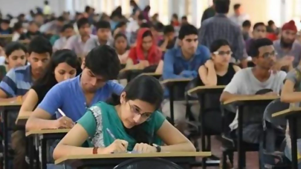 UP Board 10th and 12th Exam: पहले ही दिन चार लाख परीक्षार्थियों ने छोड़ी परीक्षा