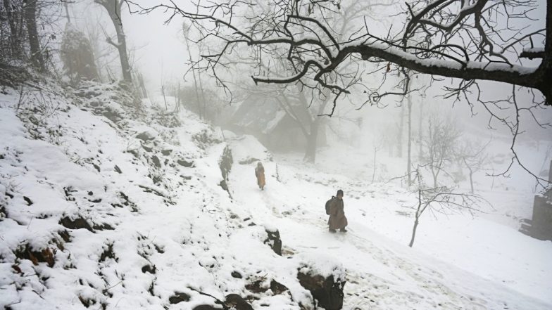 Weather Update Today: पहाड़ों पर बर्फबारी, शीतलहर और कोहरे की चपेट में उत्तर भारत, अभी और बढ़ेगी ठंड