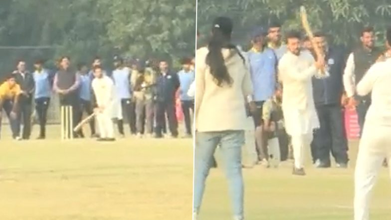 Anurag Thakur Played Cricket: केंद्रीय खेल मंत्री अनुराग ठाकुर ने वाराणसी में 'काशी तमिल संगमम' के दौरान खेला क्रिकेट, देखें Video
