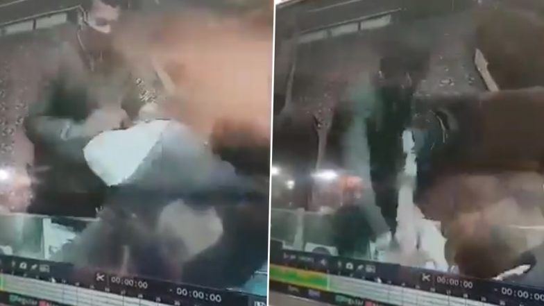 UP: जौनपुर में शख्स ने ज्वैलर पर फेंका मिर्च पाउडर, सोने के गहने लेकर भागा (Watch Video)