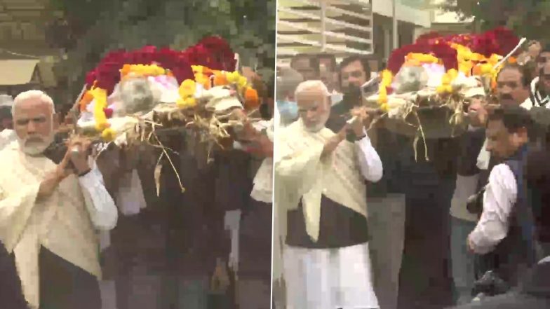 Heeraben Modi Dies: अंतिम सफर पर पीएम मोदी की मां हीराबेन, प्रधानमंत्री ने दिया कंधा (Video)