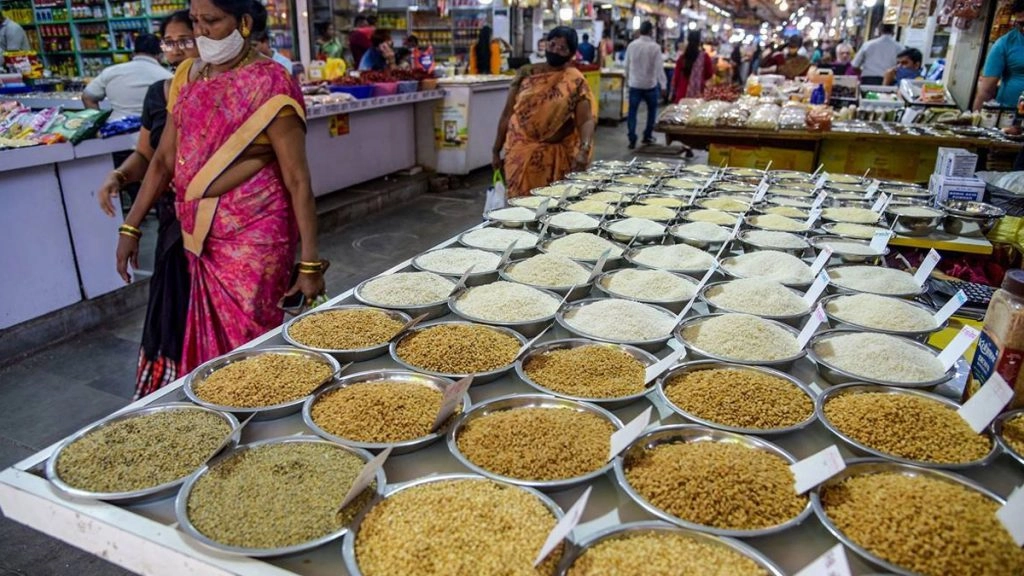 आवश्यक वस्तुओं की कीमतों में बेतहाशा वृद्धि आम आदमी की जेब पर पड़ रही भारी