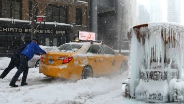 US Bomb Cyclone: अमेरिका में बर्फीले तूफान से हजारों घरों की बिजली गुल, -45°C टेम्परेचर, 5000 से अधिक उड़ानें रद्द