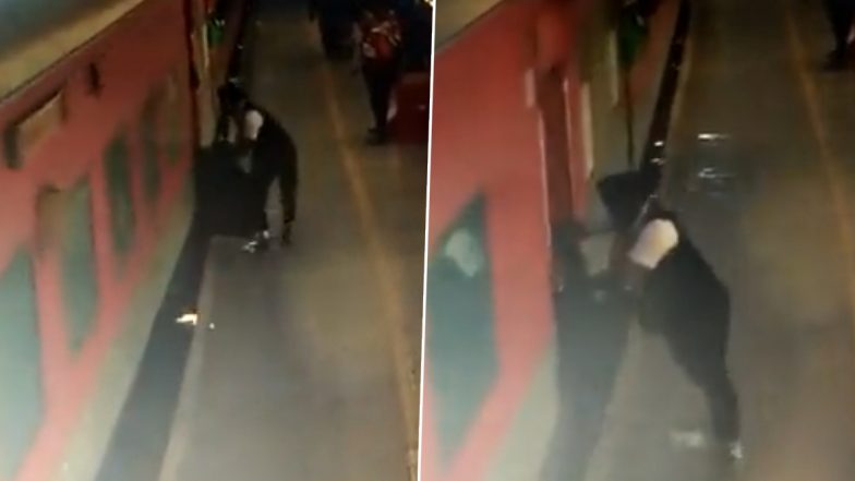 Video: चलती ट्रेन और प्लेटफॉर्म के बीच फंसा शख्स, TTE ने ऐसे बचाई जान