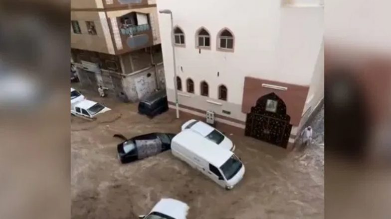 VIDEO: मक्का की सड़कों पर पानी का सैलाब, तेज धार में बहीं कई गाड़ियां, वायरल वीडियो में देखिए तबाही