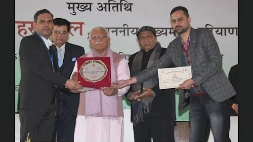 सुशासन दिवस पर CM मनोहर लाल ने पंचकुला में डिजिटल मीडिया सेक्शन को राज्य स्तरीय पुरस्कार से किया सम्मानित 