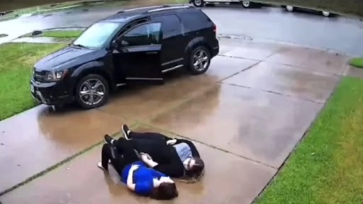 बेटी को आया एंग्जायटी अटैक, लड़की को शांत करने के लिए मां ने अपनाया अनोखा तरीका, देखें वीडियो