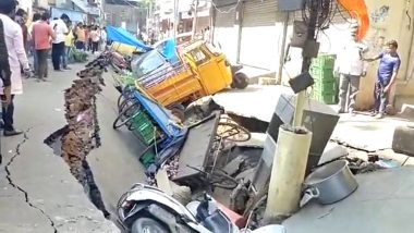 Hyderabad Road Caved VIDEO: हैदराबाद में 'धरती फटी' और सड़क धंस गया अंदर, कार समेत कई वाहन नीचे दबें