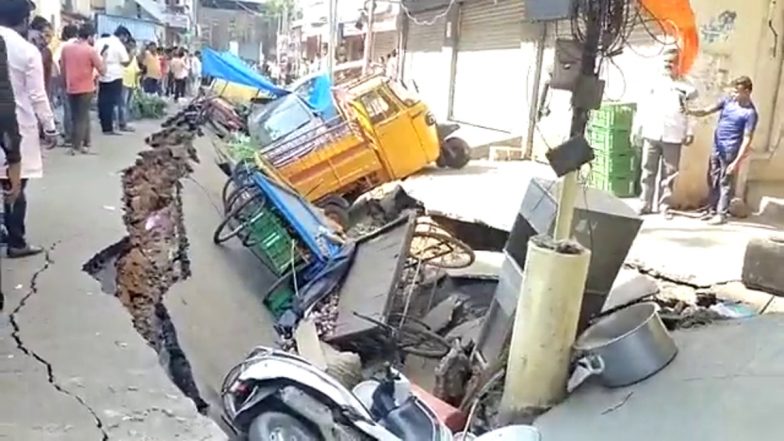 Hyderabad Road Caved VIDEO: हैदराबाद में 'धरती फटी' और सड़क धंस गया अंदर, कार समेत कई वाहन नीचे दबें