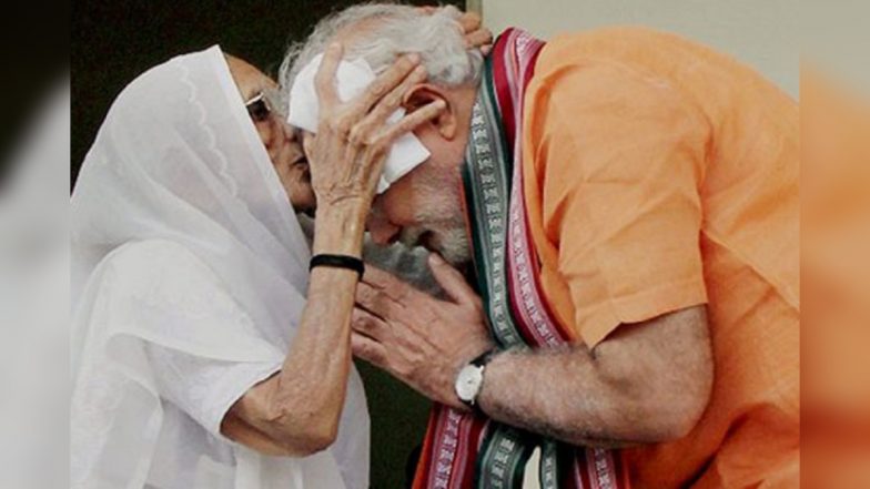 VIDEO: गांधीनगर पहुंचे पीएम मोदी, मां हीराबेन का लिया आशीर्वाद, कल अहमदाबाद में डालेंगे वोट