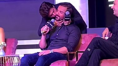 SRK Kisses John Abraham: 'पठान' की सक्सेस पार्टी में Shah Rukh Khan ने John Abraham को किया किस (Watch Video)