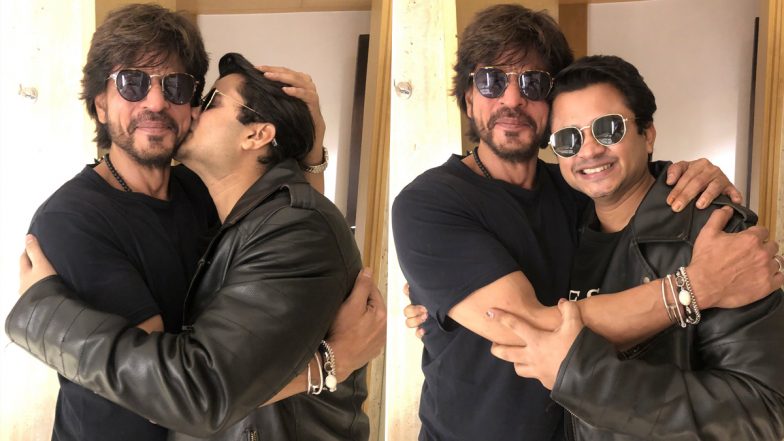रात को 2 बजे Shah Rukh Khan ने अपने फैन को हॉटेल के कमरे में बुलाकार दिया सम्मान, फैन ने किंग खान को किया किस, तस्वीरें हुई वायरल (See Pics)