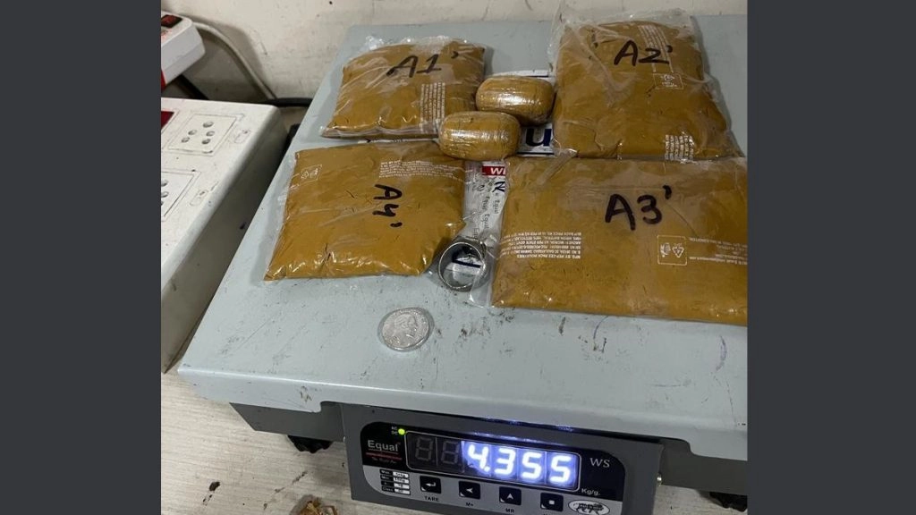 Mumbai: मुंबई एयरपोर्ट पर अंडरगारमेंट्स में सोने के लेप के साथ दो गिरफ्तार