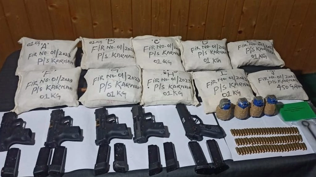 कुपवाड़ा में सुरक्षा बलों ने भारी मात्रा में हथियार, गोला-बारूद, और नशीला पदार्थ  किया बरामद, एक गिरफ्तार