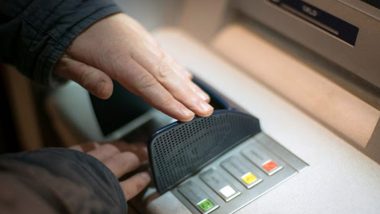 ATM Fraud: मुंबई में एटीएम मशीन से छेड़छाड़ का नया तरीका, रंगे हाथों पकड़ा गया सनमिका और गोंद से कैश चुराने वाला शख्स (Watch Video)