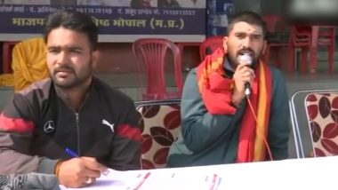 Maharshi Cup' in Bhopal: भोपाल में गजब का मैच, धोती-कुर्ता में खेला गया क्रिकेट, संस्कृत में की गई कॉमेंट्री-अंपायरिंग (Watch Video)