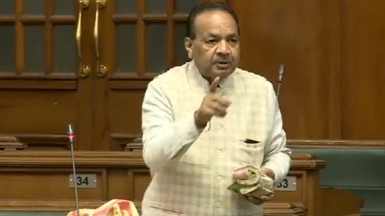 Delhi: AAP विधायक मोहिंदर गोयल ने विधानसभा में लहराईं नोटों की गड्डियां, कहा- ये रिश्वत के हैं (Watch Video)