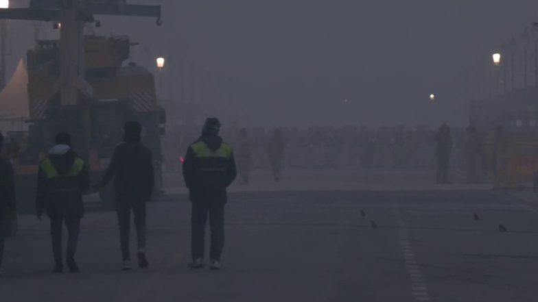 Delhi Weather Update: दिल्ली में कड़ाके की ठंड और कोहरे के चलते IGI एयरपोर्ट पर पर विमानों की उड़ानों में देरी