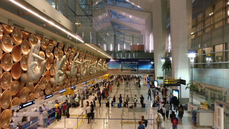 New Delhi: इंदिरा गांधी हवाईअड्डे पर 64 लाख रुपये की विदेशी मु्द्रा के साथ पकड़ा गया यात्री