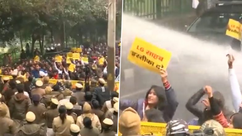 Delhi Girl Dragging Case: युवती को गाड़ी से घसीटे जाने का मामला, गुस्साए AAP के कार्यकर्ताओं ने  उपराज्यपाल सक्सेना के घर के बाहर प्रदर्शन किया- Video