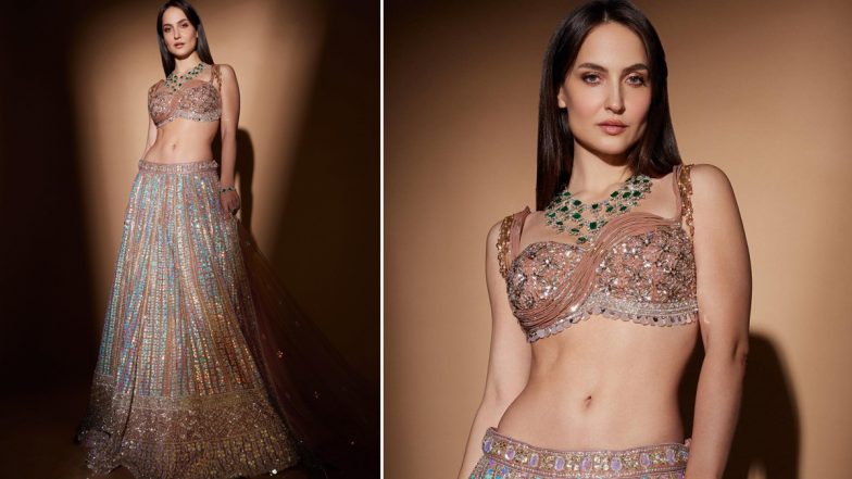 रोज गोल्ड लहंगा में दिखा Elli AvrRam का स्टनिंग अवतार, तस्वीरें देख आपकी भी रुक जाएंगी सांसे (See Pics)