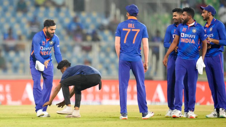 IND vs SL 3rd ODI 2023: तिरुवनंतपुरम में श्रीलंका के खिलाफ तीसरे ODI के दौरान फैन ने फील्ड में घुस विराट कोहली के छुए पैर, सुर्याकुमार यादव से करवाया ये काम, देखें Photo