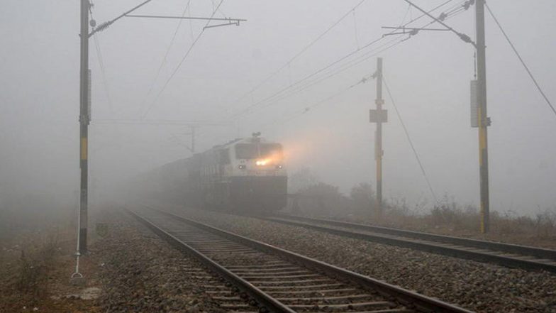 Train Late: कोहरे के चलते ट्रेनों की रफ्तार पर ब्रेक, उत्तर रेलवे की 23 ट्रेनें देरी से चल रही हैं