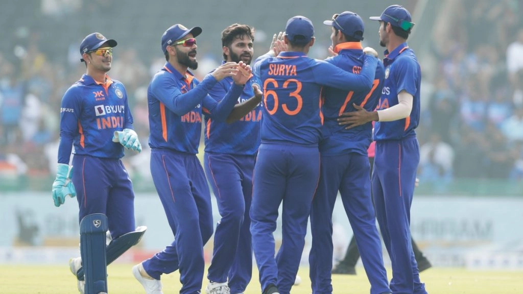 वनडे क्रिकेट में टीम इंडिया ने गेंदबाजी करते हुए शानदार शुरुआत का अपना रिकॉर्ड तोड़ दिया हैं