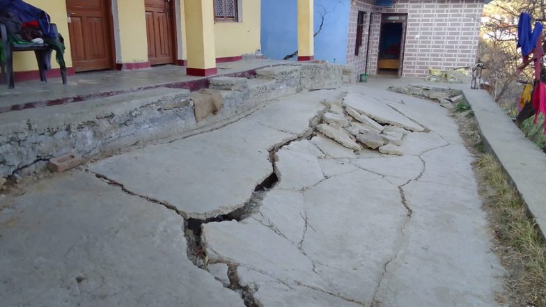 Uttarakhand: जोशीमठ में जमीन धंसने के बाद, चमोली DM ने NTPC सहित कई बड़े प्रोजेक्ट पर लगाई रोक