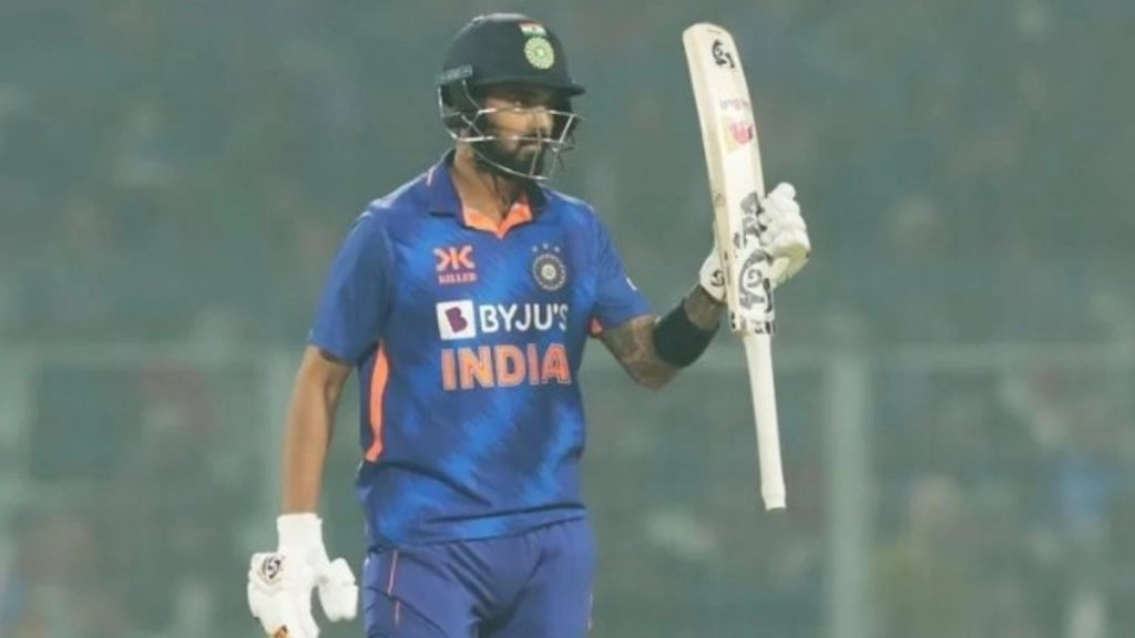 राहुल छह चौके की मदद से 106 गेंदों में 64 और कुलदीप ने 2 चौके की मदद से 10 गेंदों में 10 रन बनाकर नाबाद रहे