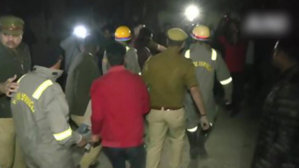 यूपी के लखनऊ में बहुमंजिला आवासीय इमारत गिरी, 3 की मौत, रेस्क्यू ऑपरेशन जारी- Video