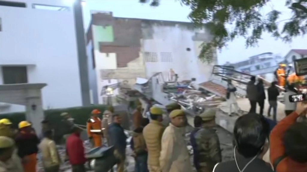 Lucknow Building Collapse: अब तक 14 लोग मलबे से निकाले गए, रेस्क्यू कार्य जारी 