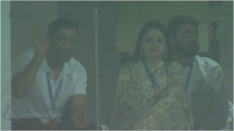 IND vs NZ 1st T20I Live Score: रांची में टीम इंडिया को सपोर्ट करने पहुंचे एमएस धोनी, पत्नी साक्षी भी रहीं मौजूद (Watch Video)