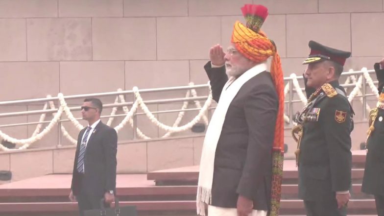 Republic Day 2023: प्रधानमंत्री नरेंद्र मोदी ने 74वें गणतंत्र दिवस के अवसर पर राष्ट्रीय युद्ध स्मारक पर दी श्रद्धांजलि