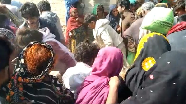 Pakistan Wheat Crisis: पाकिस्तान में गेहूं के संकट से लोग परेशान, आटे के लिए मारामारी के बीच मची भगदड़ (Watch Video)