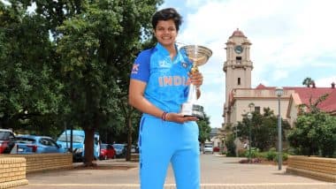 ICC U19 Women's T20 World Cup 2023 Trophy: ICC U19 महिला T20 विश्व कप 2023 की ट्रॉफी के साथ शैफाली वर्मा ने खिचवाई तस्वीरे (See Pics)