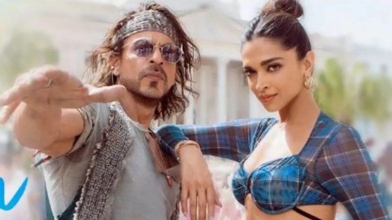Shahrukh Khan ने 'Pathan' ओटीटी प्रीमियर की घोषणा करने के लिए अपने बाइसेप्स को फ्लॉन्ट किया