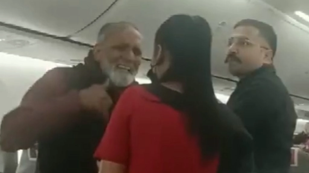 Spicejet की दिल्ली-हैदराबाद फ्लाइट में यात्री ने केबिन क्रू से की बदसलूकी