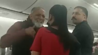 Spicejet की दिल्ली-हैदराबाद फ्लाइट में यात्री ने केबिन क्रू से की बदसलूकी, विमान से उतारे जाने के बाद सुरक्षा बल को सौंपा गया (Watch Video)