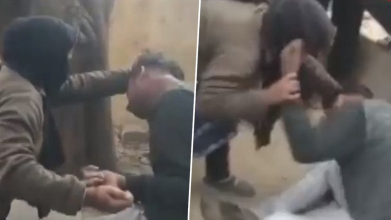 Video: यूपी के कानपुर में युवक को छात्रा से छेड़खानी करना पड़ा भारी, बीच सड़क पर लड़की मां ने जमकर पीटा