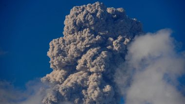 Indonesia Volcano Erupted: इंडोनेशिया में फटा भयानक ज्वालामुखी, 300 मीटर तक फैली राख