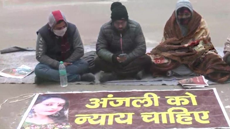 Kanjhawala Death Case: मृतका के रिश्तेदार दिल्ली के सुल्तानपुरी थाने के बाहर धरने पर बैठे
