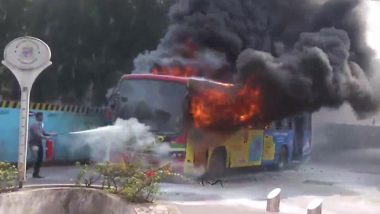 Mumbai: बांद्रा इलाके में BEST की बस में लगी भीषण आग, सभी यात्री सुरक्षित (Watch Video)