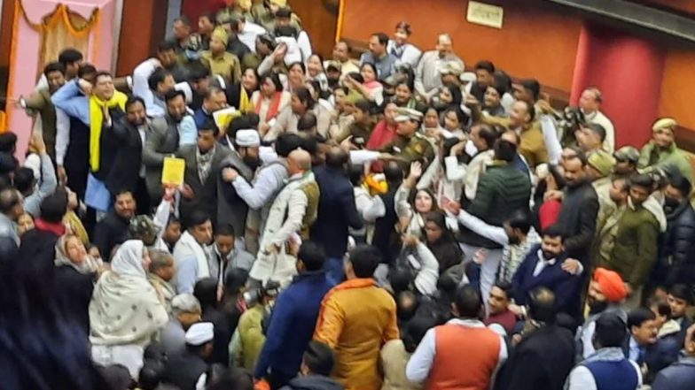 Delhi MCD Election: दिल्ली मेयर चुनाव के दौरान हाथापाई-धक्का मुक्की, कुर्सी उठाकर मारपीट, देखिए VIDEO