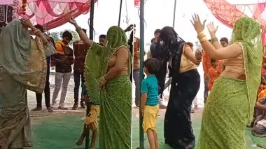 Dehati Bhabhi Ka Dance: देहाती भाभी ने लगाए गजब के ठुमके, अपने डांस स्टाइल ने लूट ली पूरी महफिल (Watch Video)