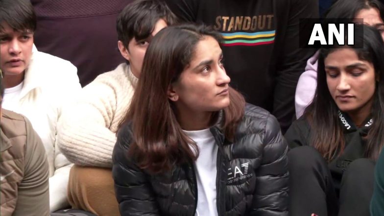 Wrestlers Stage Protest: महिला पहलवान विनेश फोगाट का गंभीर आरोप, लड़कियों का यौन उत्पीड़न करते हैं कोच, आवाज उठाने पर मिल रही धमकी