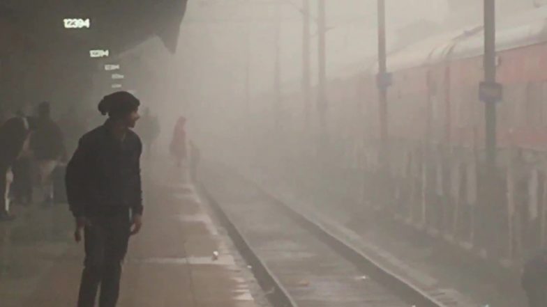 UP: ठंड के साथ कोहरे का कहर, ट्रेनों के इंतजार में घंटों ठिठुर रहे यात्री- देखें तस्वीरें